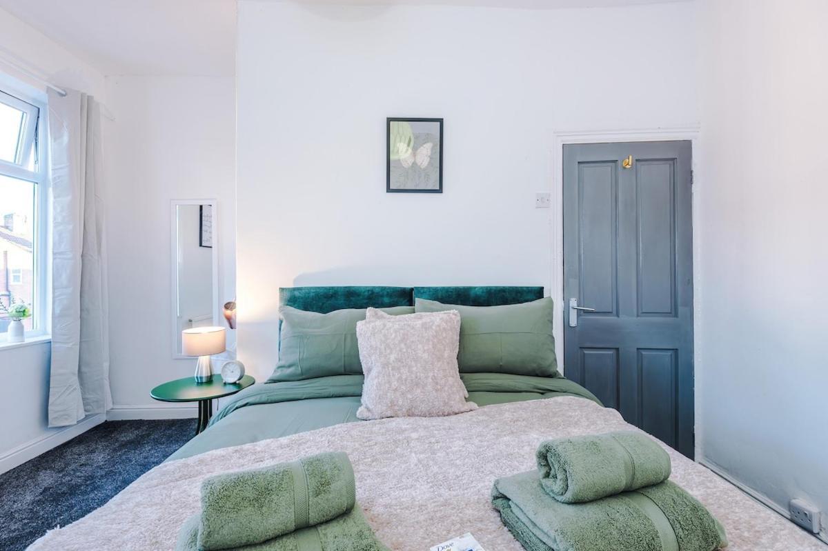 Apartment Free Park, Sleeps 8, Stunning In Salford, Long Term Disc, Perfect For Groups Manchester